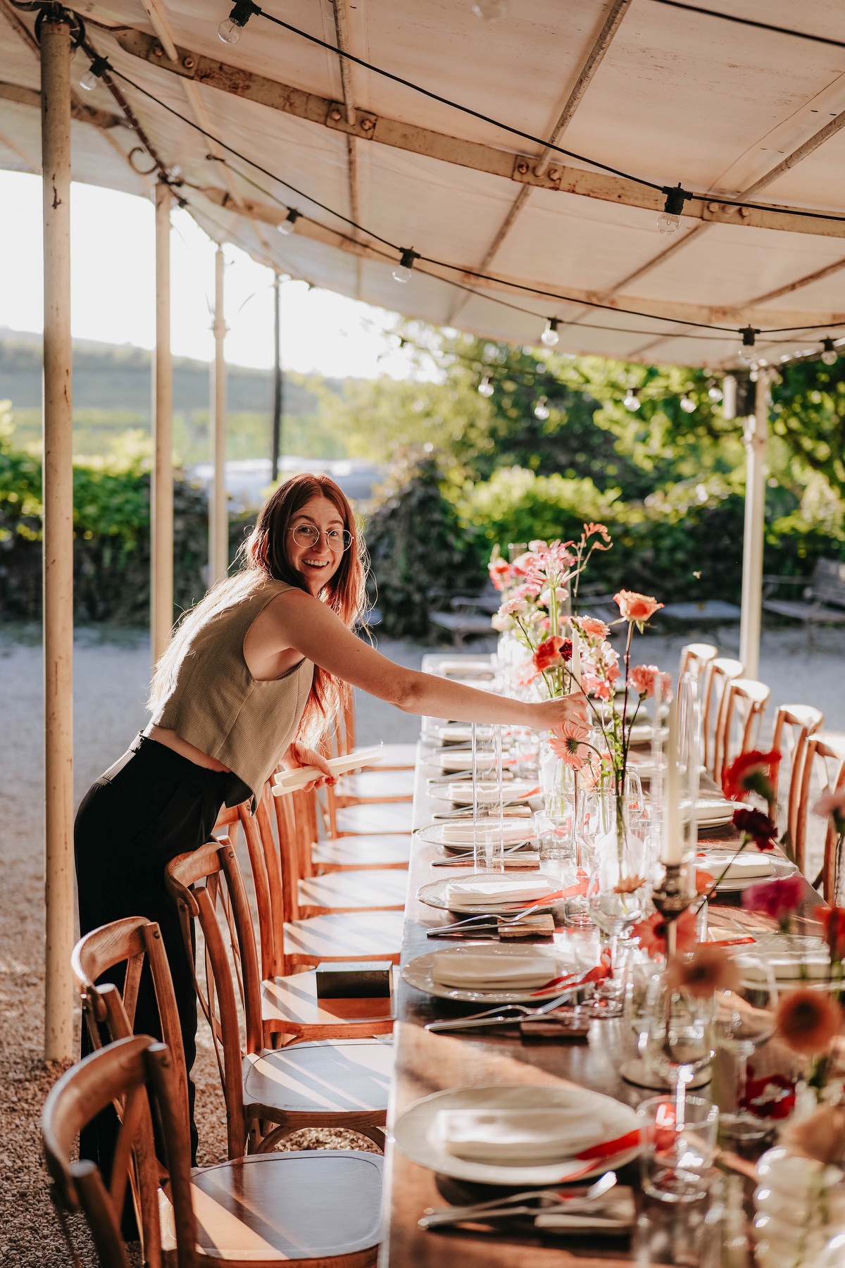 Carolina mentre prepara l'allestimento di un matrimonio a Casa Scaparone